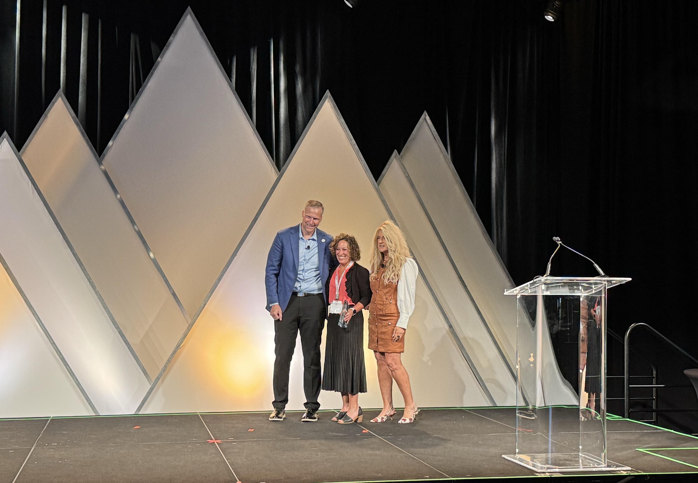 AcariaHealth CEO accepts award on behalf of Tuan Nguyen